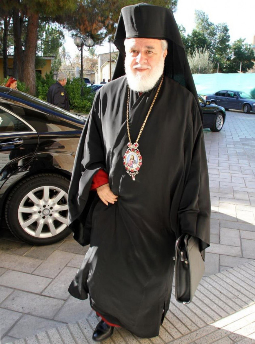 Μητροπολίτης Νικηφόρος: Κυκλοφορεί σεμνά και ταπεινά με λιμουζίνα αξίας 300.000 ευρώ