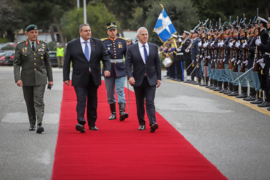 Παράδοση – παραλαβή στο υπουργείο Άμυνας: Τα δάκρυα... τα Mirage, τα δώρα και τα τάματα