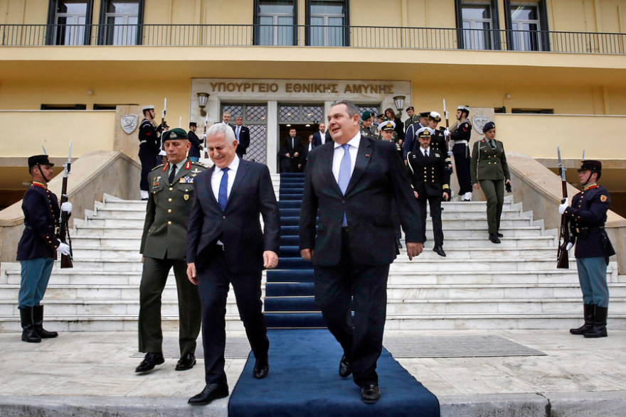 Παράδοση – παραλαβή στο υπουργείο Άμυνας: Τα δάκρυα... τα Mirage, τα δώρα και τα τάματα