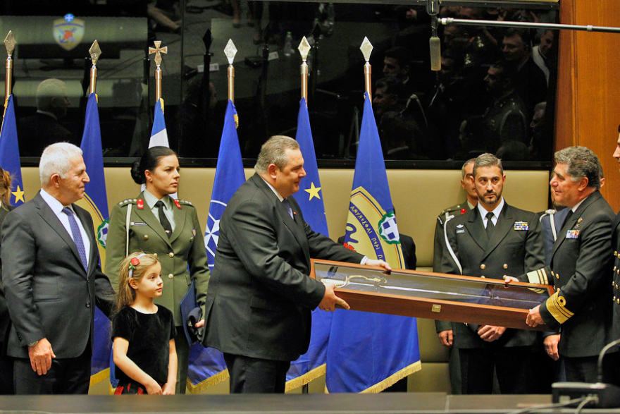 Παράδοση – παραλαβή στο υπουργείο Άμυνας: Τα δάκρυα... τα Mirage, τα δώρα και τα τάματα