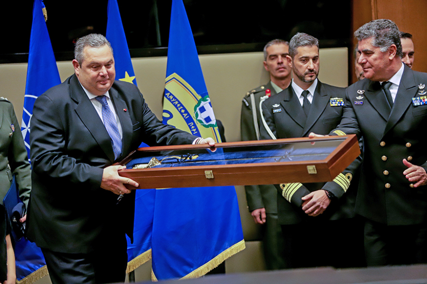 Παράδοση – παραλαβή στο υπουργείο Άμυνας: Τα δάκρυα... τα Mirage, τα δώρα και τα τάματα