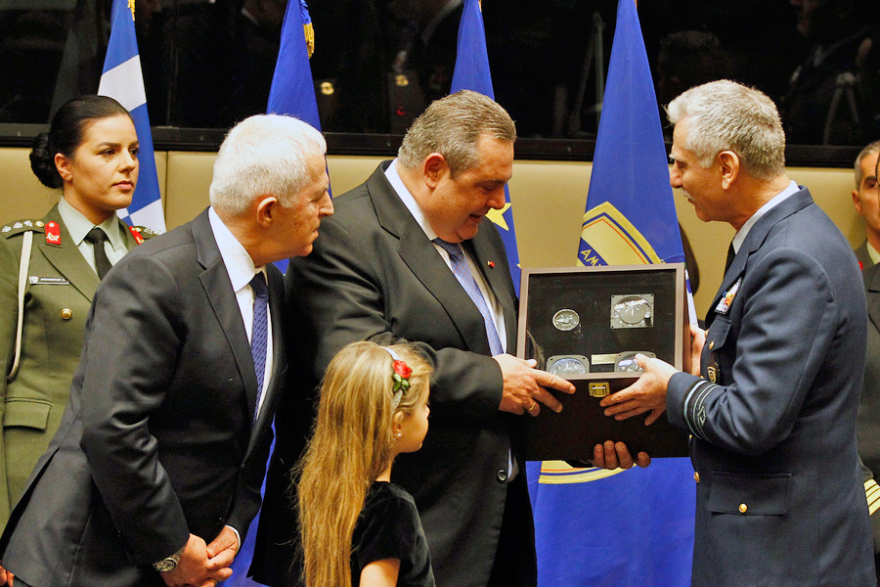 Παράδοση – παραλαβή στο υπουργείο Άμυνας: Τα δάκρυα... τα Mirage, τα δώρα και τα τάματα