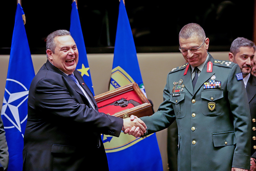 Παράδοση – παραλαβή στο υπουργείο Άμυνας: Τα δάκρυα... τα Mirage, τα δώρα και τα τάματα