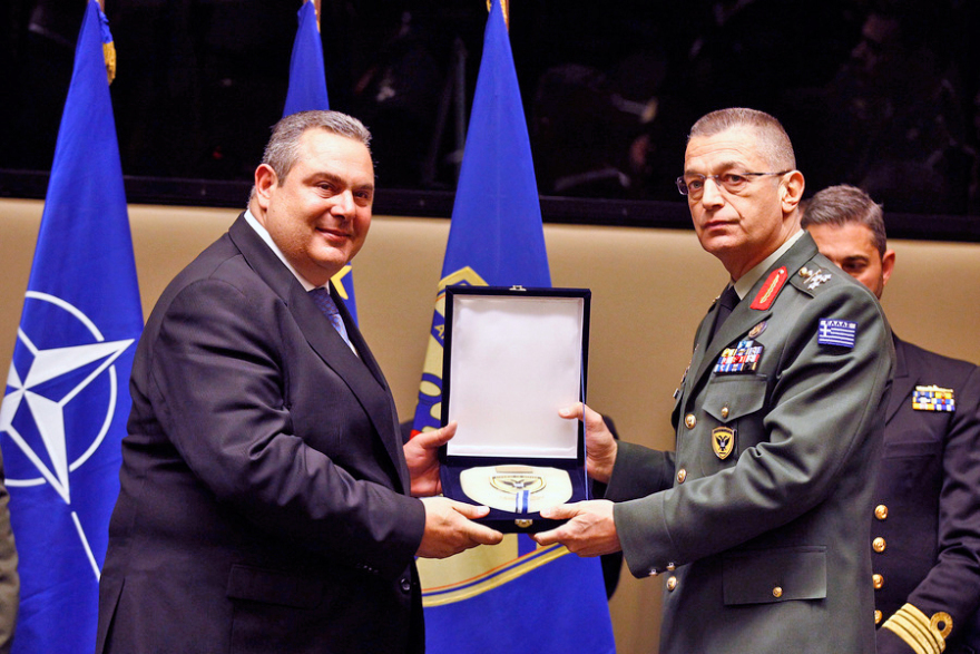 Παράδοση – παραλαβή στο υπουργείο Άμυνας: Τα δάκρυα... τα Mirage, τα δώρα και τα τάματα