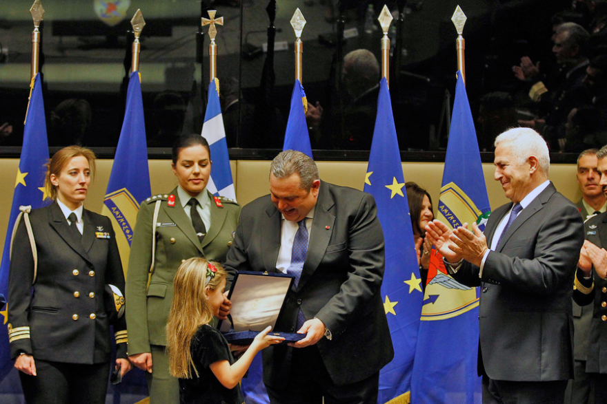 Παράδοση – παραλαβή στο υπουργείο Άμυνας: Τα δάκρυα... τα Mirage, τα δώρα και τα τάματα