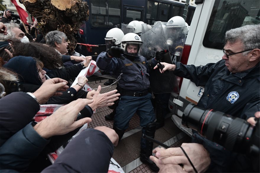 Με χημικά και τραυματισμούς έδειξε ξανά την «ευαισθησία» της η κυβέρνηση στους εκπαιδευτικούς