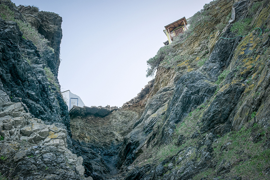 Εικόνες που κόβουν την ανάσα στη Σκόπελο: Σπίτια στο χείλος του γκρεμού μετά από κατολίσθηση