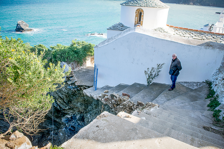 Εικόνες που κόβουν την ανάσα στη Σκόπελο: Σπίτια στο χείλος του γκρεμού μετά από κατολίσθηση