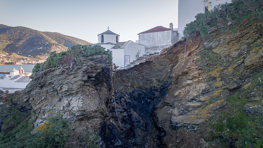 Εικόνες που κόβουν την ανάσα στη Σκόπελο: Σπίτια στο χείλος του γκρεμού μετά από κατολίσθηση