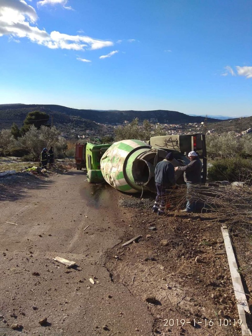 Φωτογραφίες: «Τούμπαρε» φορτηγό στη Χασιά