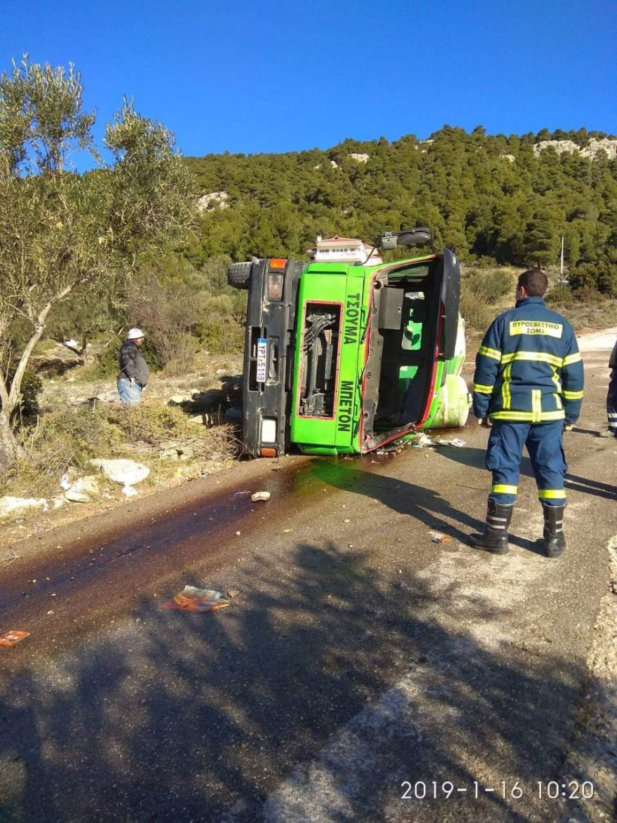Φωτογραφίες: «Τούμπαρε» φορτηγό στη Χασιά