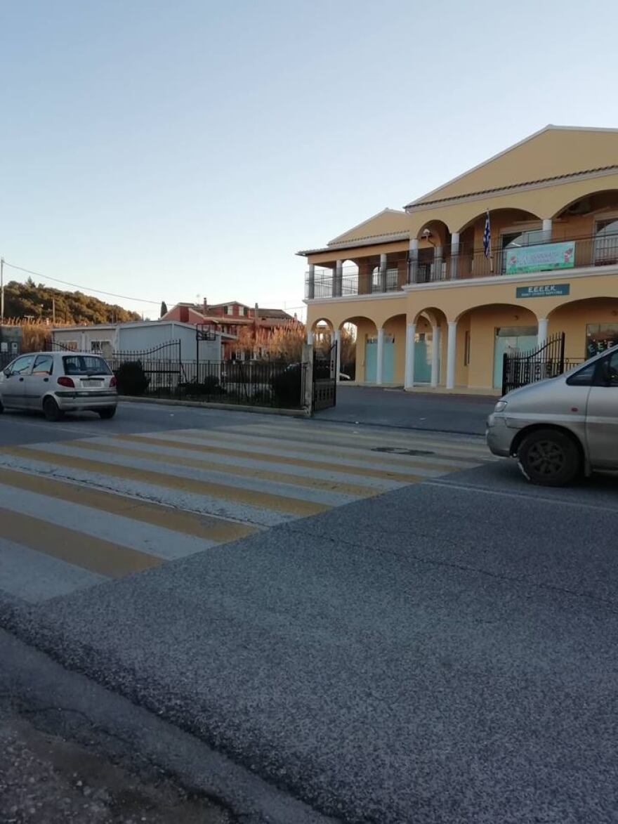 Φρικτό δυστύχημα στην Κέρκυρα: 8χρονη τραυματίστηκε θανάσιμα από δύο ΙΧ ενώ πήγαινε στο σχολείο της 