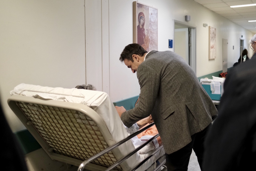 Αιφνιδιαστική επίσκεψη του Κυριάκου Μητσοτάκη στο Νοσοκομείο «Αττικόν»