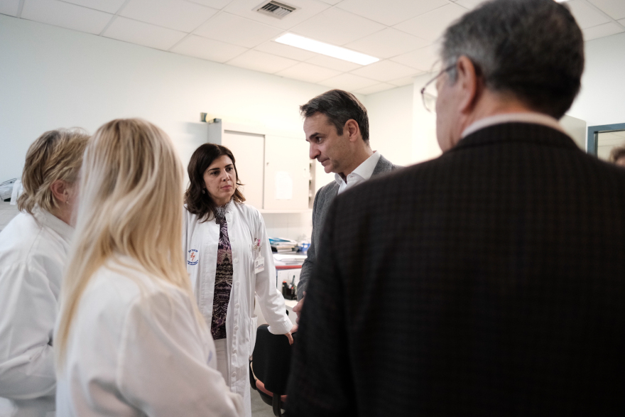 Αιφνιδιαστική επίσκεψη του Κυριάκου Μητσοτάκη στο Νοσοκομείο «Αττικόν»