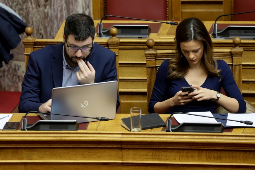 Βουλή: Τα φιλιά, τα μίνι, τα αλκοτέστ και οι θανατηφόρες ατάκες