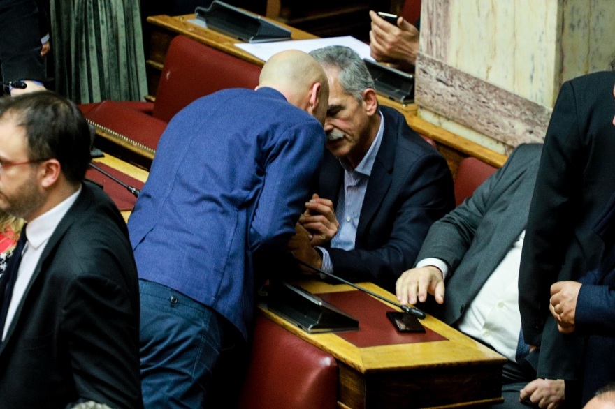 Βουλή: Τα φιλιά, τα μίνι, τα αλκοτέστ και οι θανατηφόρες ατάκες