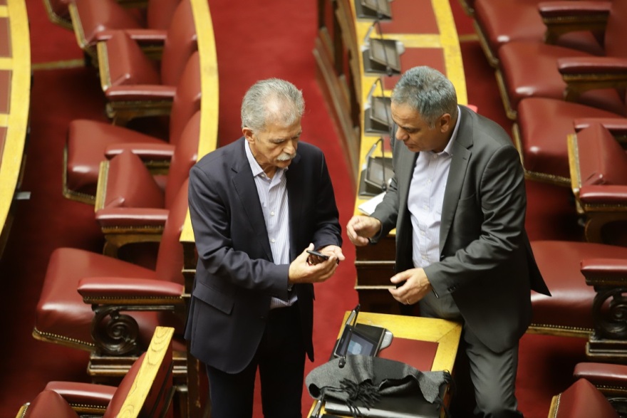 Βουλή: Τα φιλιά, τα μίνι, τα αλκοτέστ και οι θανατηφόρες ατάκες