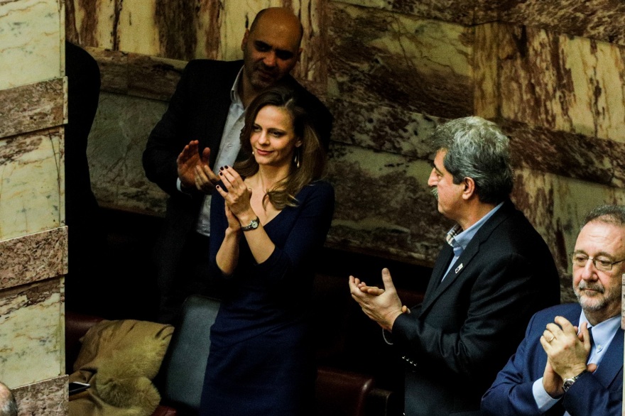 Βουλή: Τα φιλιά, τα μίνι, τα αλκοτέστ και οι θανατηφόρες ατάκες