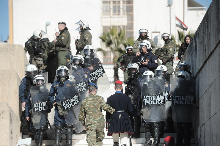 Εκπαιδευτικοί: Ένταση στο συλλαλητήριο έξω από τη Βουλή 