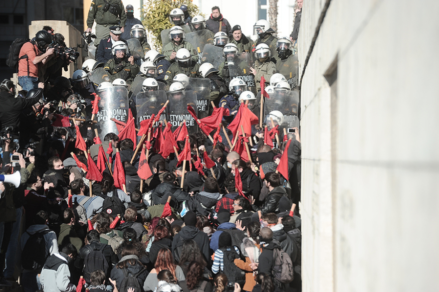 Εκπαιδευτικοί: Ένταση στο συλλαλητήριο έξω από τη Βουλή 