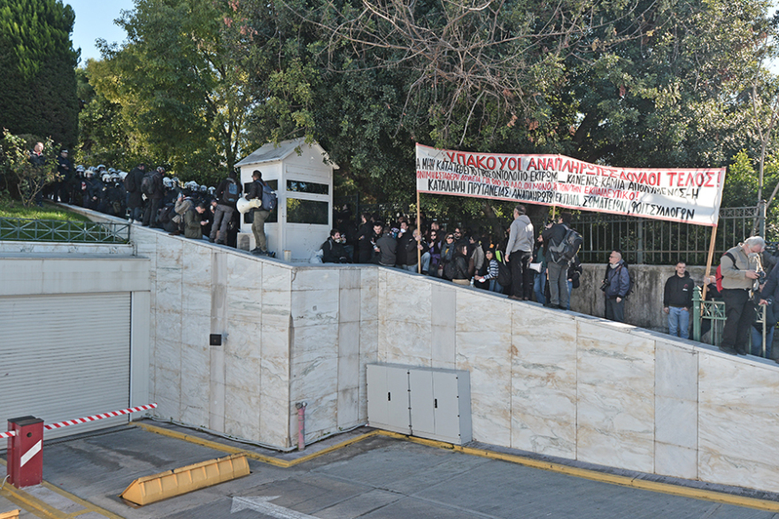 Εκπαιδευτικοί: Ένταση στο συλλαλητήριο έξω από τη Βουλή 