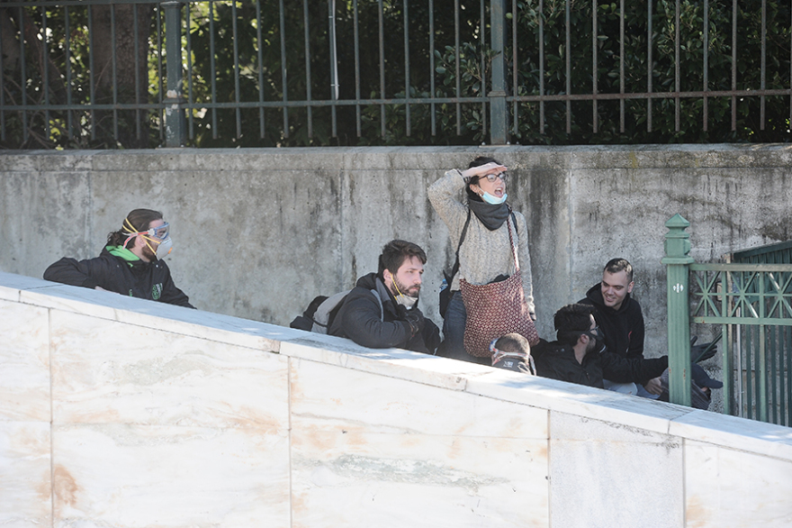 Εκπαιδευτικοί: Ένταση στο συλλαλητήριο έξω από τη Βουλή 