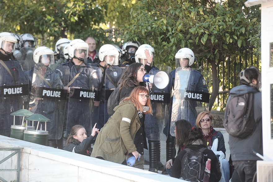Εκπαιδευτικοί: Ένταση στο συλλαλητήριο έξω από τη Βουλή 