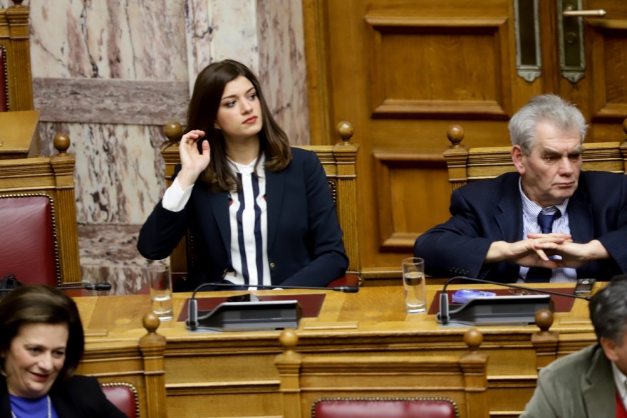 Βουλή: Τα φιλιά, τα μίνι, τα αλκοτέστ και οι θανατηφόρες ατάκες