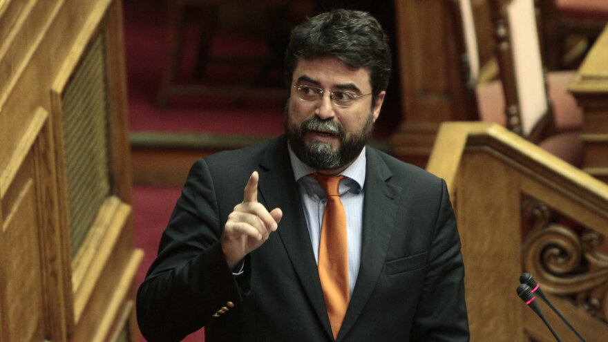 Άγριος καβγάς στη Βουλή με Μανιό και Οικονόμου – «Πυροσβέστης»... ο  Πολάκης 