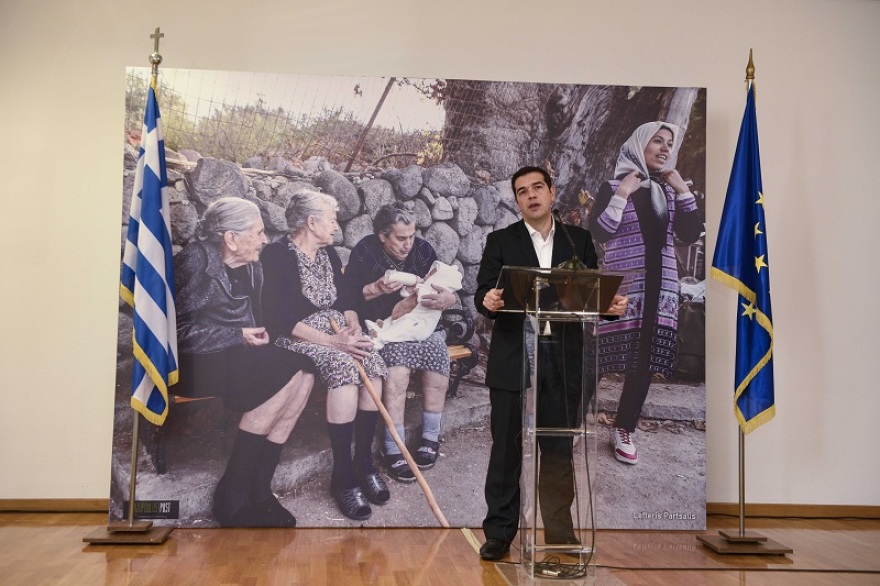 Τσίπρας και Μητσοτάκης αποχαιρέτησαν τη γιαγιά Μαρίτσα, αλλά δεν έμαθαν το επώνυμό της