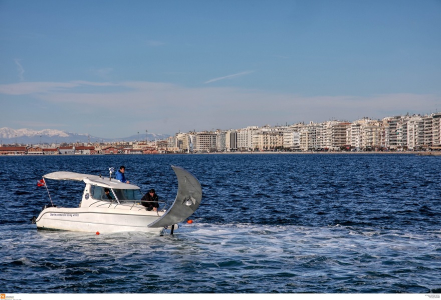 Θεσσαλονίκη: Με αερόστατο και βατραχάνθρωπους βάζουν το «Φεγγαράκι» στην θέση του