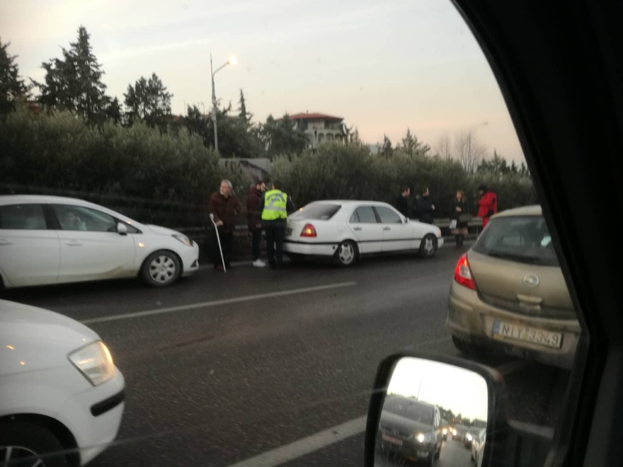 Θεσσαλονίκη: Ομαλοποιείται η κυκλοφορία στην περιφερειακή οδό - 19 οχήματα ενεπλάκησαν στις καραμπόλες 