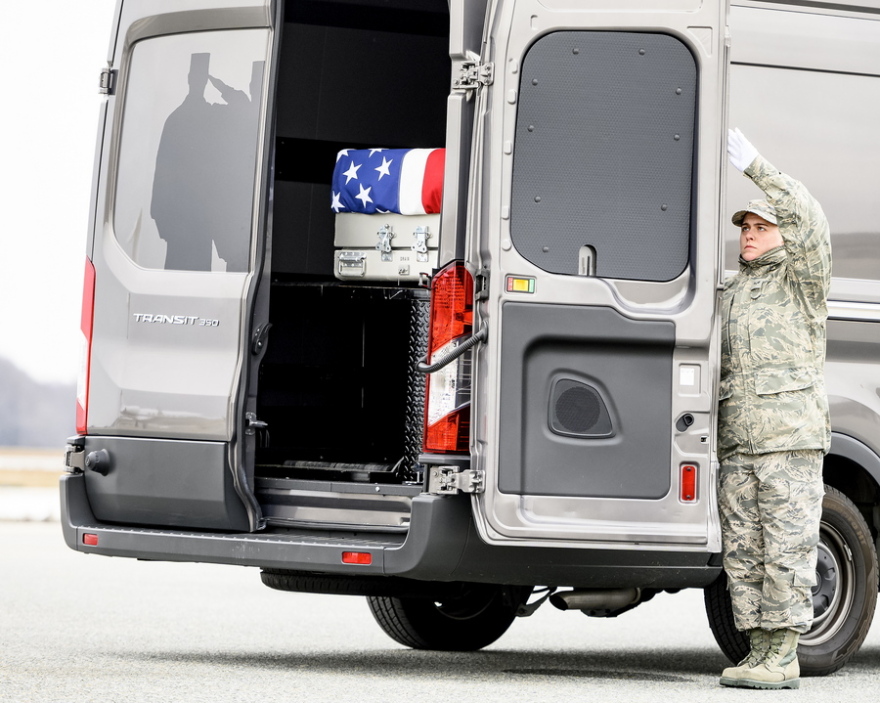 Φωτογραφίες: Ο Τραμπ αποτίει φόρο τιμής στους 4 στρατιώτες που σκοτώθηκαν στη Συρία