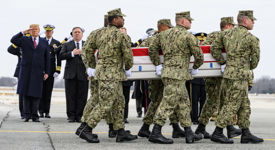Φωτογραφίες: Ο Τραμπ αποτίει φόρο τιμής στους 4 στρατιώτες που σκοτώθηκαν στη Συρία