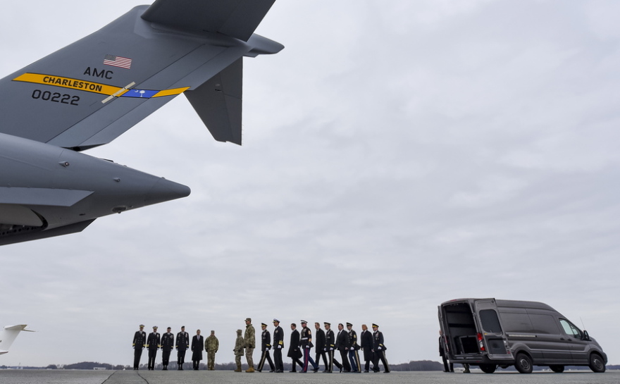 Φωτογραφίες: Ο Τραμπ αποτίει φόρο τιμής στους 4 στρατιώτες που σκοτώθηκαν στη Συρία