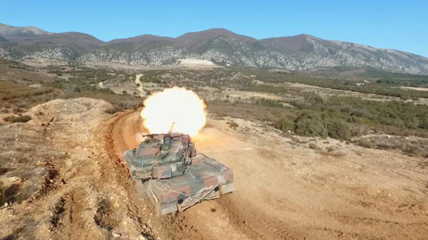 Δείτε φωτογραφίες: Γυναίκα ουλαμαγός στα τεθωρακισμένα εκτελεί βολές σε άσκηση στην Ξάνθη