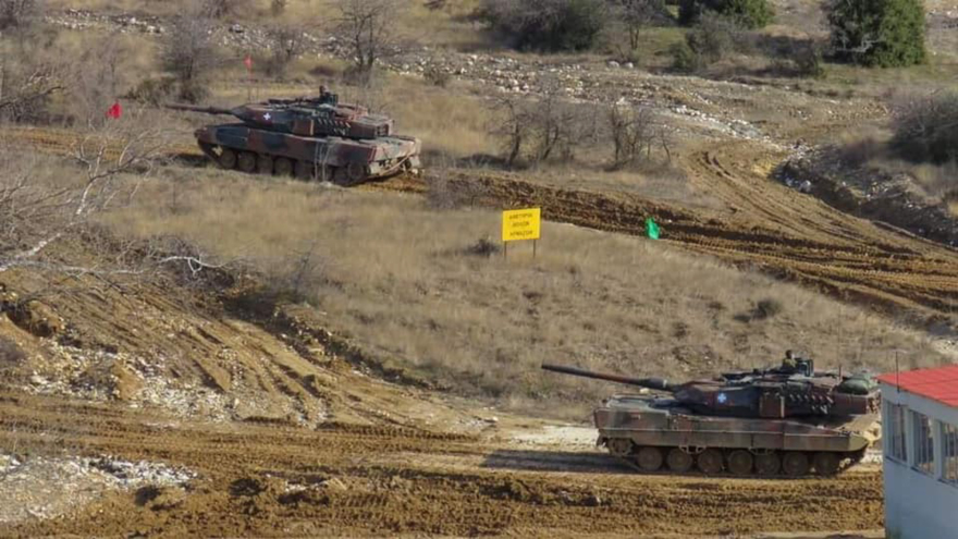 Δείτε φωτογραφίες: Γυναίκα ουλαμαγός στα τεθωρακισμένα εκτελεί βολές σε άσκηση στην Ξάνθη