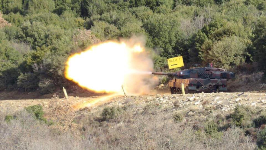 Δείτε φωτογραφίες: Γυναίκα ουλαμαγός στα τεθωρακισμένα εκτελεί βολές σε άσκηση στην Ξάνθη