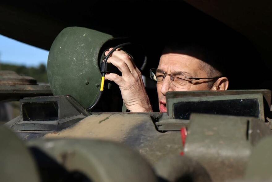 Δείτε φωτογραφίες: Γυναίκα ουλαμαγός στα τεθωρακισμένα εκτελεί βολές σε άσκηση στην Ξάνθη