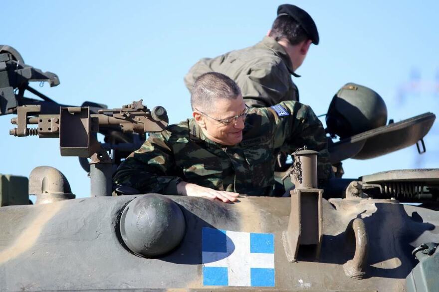 Δείτε φωτογραφίες: Γυναίκα ουλαμαγός στα τεθωρακισμένα εκτελεί βολές σε άσκηση στην Ξάνθη