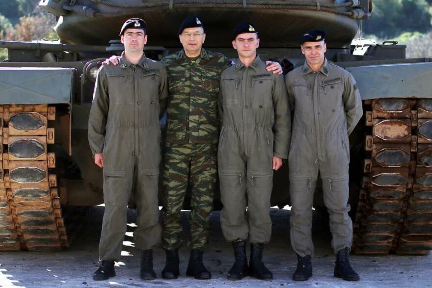 Δείτε φωτογραφίες: Γυναίκα ουλαμαγός στα τεθωρακισμένα εκτελεί βολές σε άσκηση στην Ξάνθη