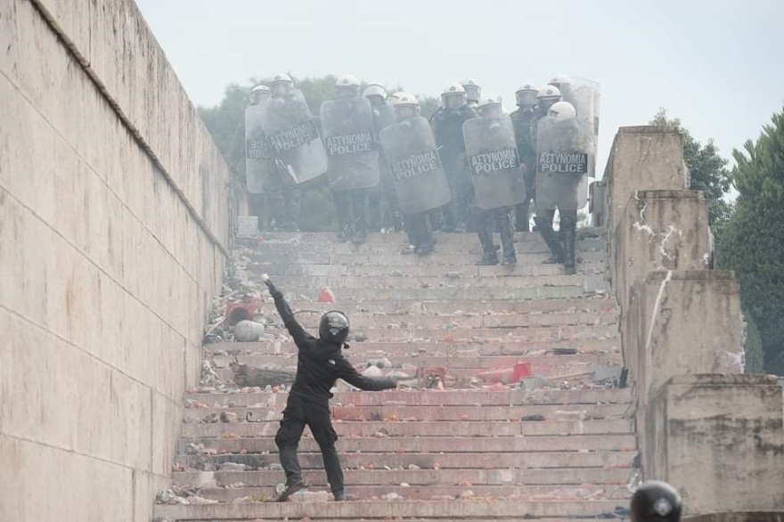 Συλλαλητήριο για τη Μακεδονία: Άγρια επεισόδια, μαχαίρωμα και λιπόθυμα παιδιά από χημικά 