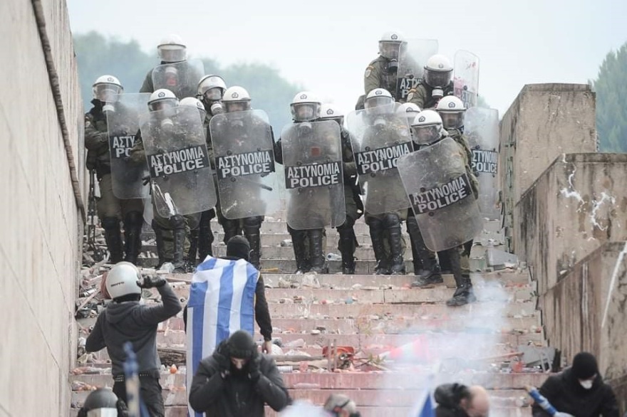 Συλλαλητήριο για τη Μακεδονία: Άγρια επεισόδια, μαχαίρωμα και λιπόθυμα παιδιά από χημικά 