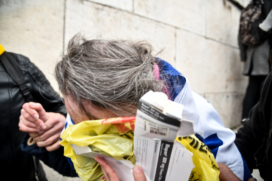 Φωτογραφίες: Πολίτες προσπαθούν να προφυλαχθούν από τα χημικά