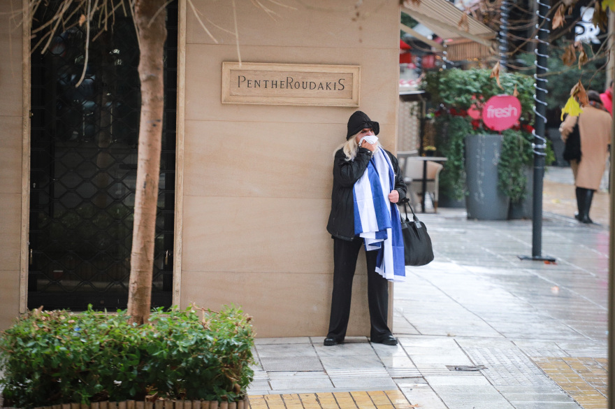 Φωτογραφίες: Πολίτες προσπαθούν να προφυλαχθούν από τα χημικά