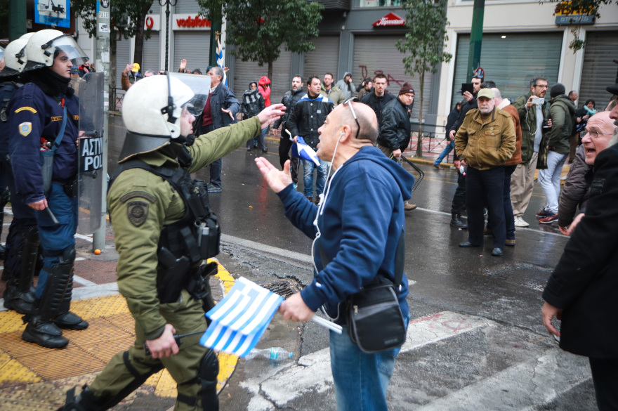Φωτογραφίες: Πολίτες προσπαθούν να προφυλαχθούν από τα χημικά