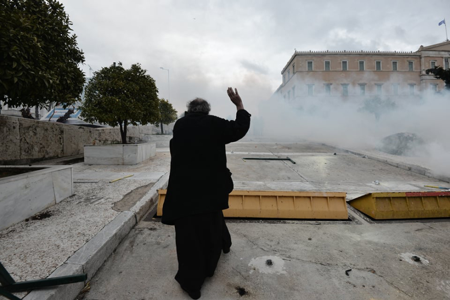 Προβοκάτσια: Μια χούφτα κουκουλοφόροι έπαιξαν θέατρο με την Αστυνομία για να διαλυθεί το συλλαλητήριο