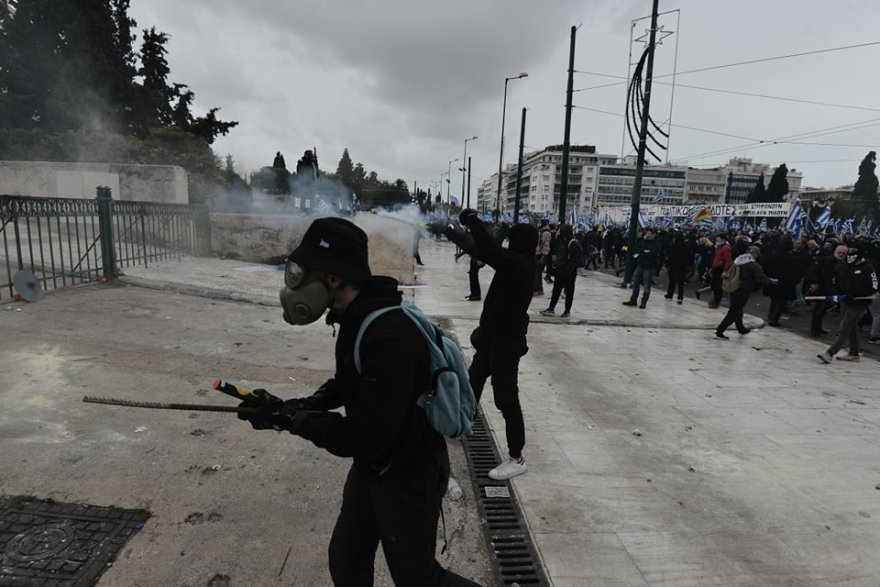 Προβοκάτσια: Μια χούφτα κουκουλοφόροι έπαιξαν θέατρο με την Αστυνομία για να διαλυθεί το συλλαλητήριο