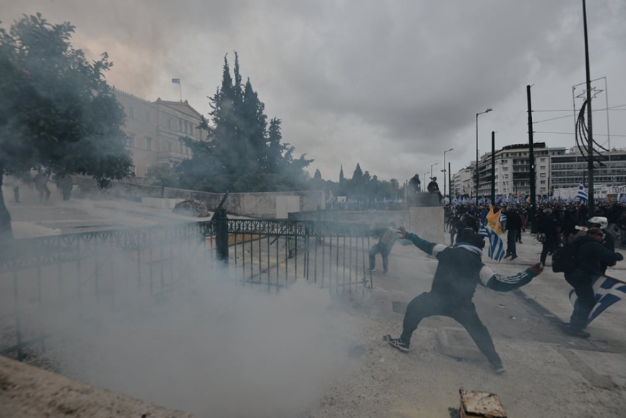 Προβοκάτσια: Μια χούφτα κουκουλοφόροι έπαιξαν θέατρο με την Αστυνομία για να διαλυθεί το συλλαλητήριο