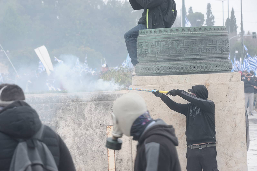 Προβοκάτσια: Μια χούφτα κουκουλοφόροι έπαιξαν θέατρο με την Αστυνομία για να διαλυθεί το συλλαλητήριο